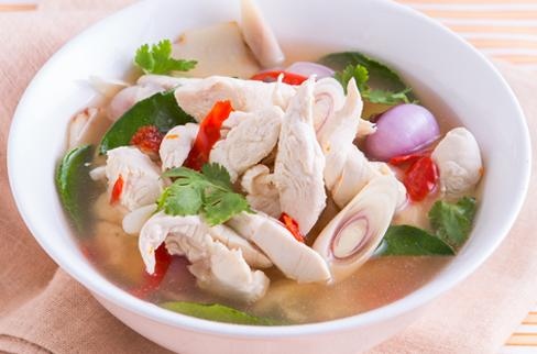 Kuřecí thajská polévka Tom Yum Kai